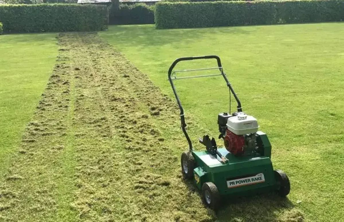 Verticuteermachine in het gras